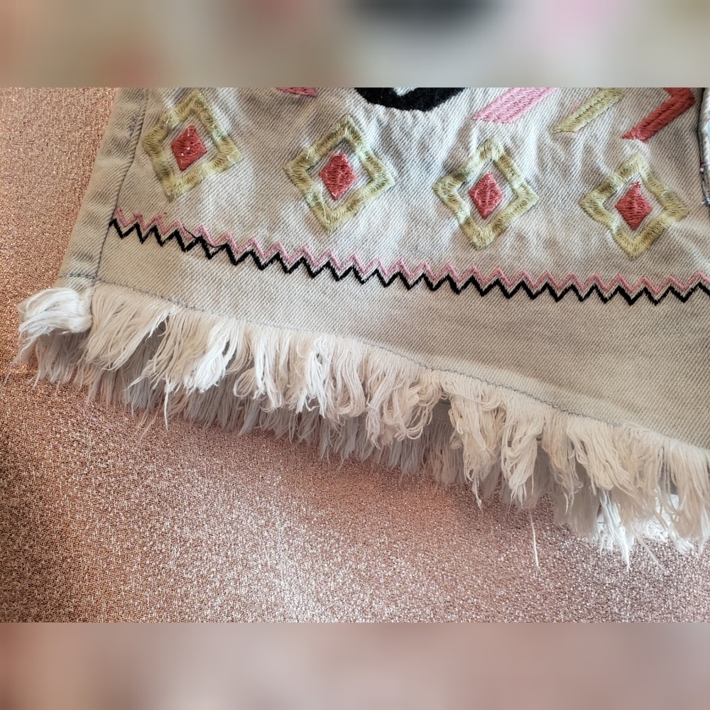 Body Central Embroidered Distresed Jean Shorts - Picture 4 of 8